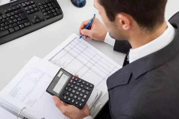 Se você tem afinidade com números e paixão por finanças, tornar-se um contador é a escolha certa para construir uma trajetória profissional de sucesso