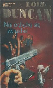 Na okładce książki na brunatnym tle u góry 3 napisy złotymi literami: Phantom Press, Lois Duncan, Nie oglądaj się za siebie. Pośrodku znajdują się trzy osoby a na dole dłoń z pistoletm.