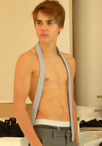 justin bieber shirtless pictures for selena gomez. Justin Bieber TOPLESS For