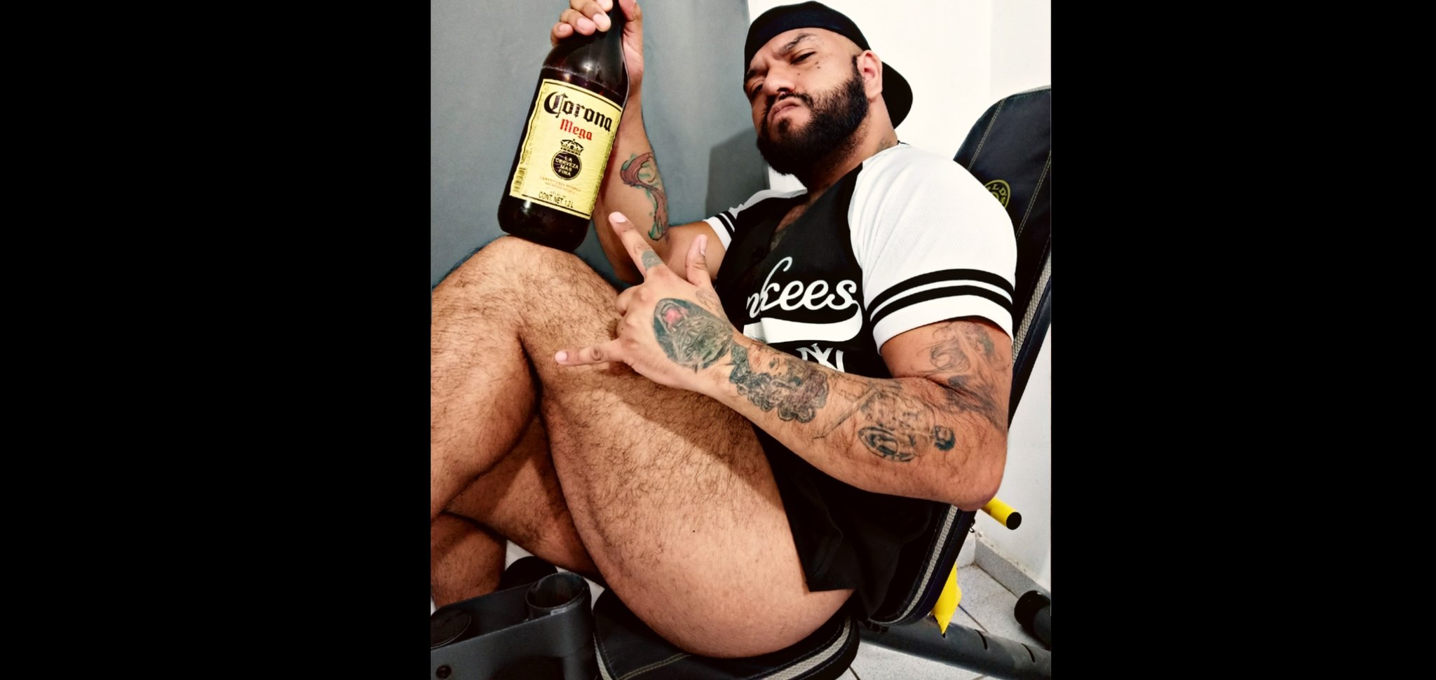 homnbre guapo en calzoncillos y peludo