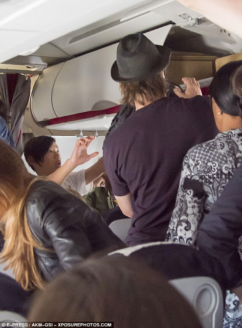 Brad Pitt , Angelina Jolie & Their 6 Children Fly Economy Class