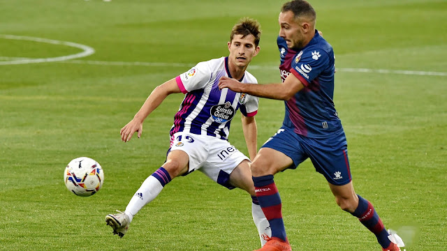 Toni Villa y David Ferreiro pugnan por una pelota. S. D. HUESCA 2 REAL VALLADOLID C. F. 2. 18/10/2020. Campeonato de Liga de 1ª División, jornada 6. Huesca, estadio El Alcoraz.