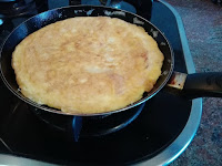 Haciendo tortilla de bacalao.