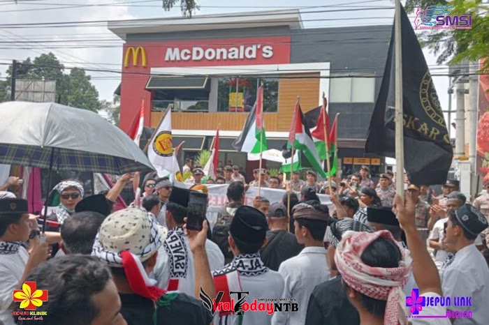 Aliansi Rakyat Nusa Tenggara Barat (NTB), menggelar demo di depan gerai McDonald's Jalan Sriwijaya Kota Mataram