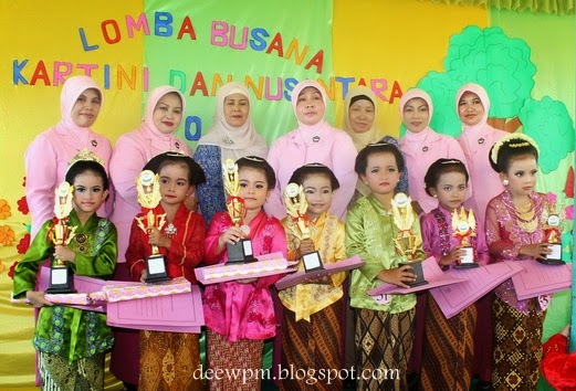 Mengikutsertakan Anak  Lomba Fashion  Show Busana Kartini 