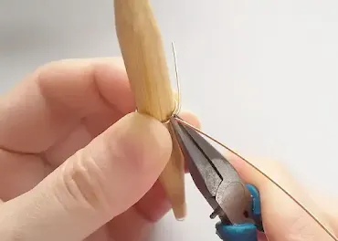 ２つの環でビーズを挟んだダングルピアスの作り方 step2
