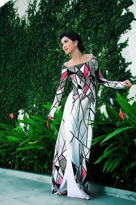 Oanh Yen in Ao Dai