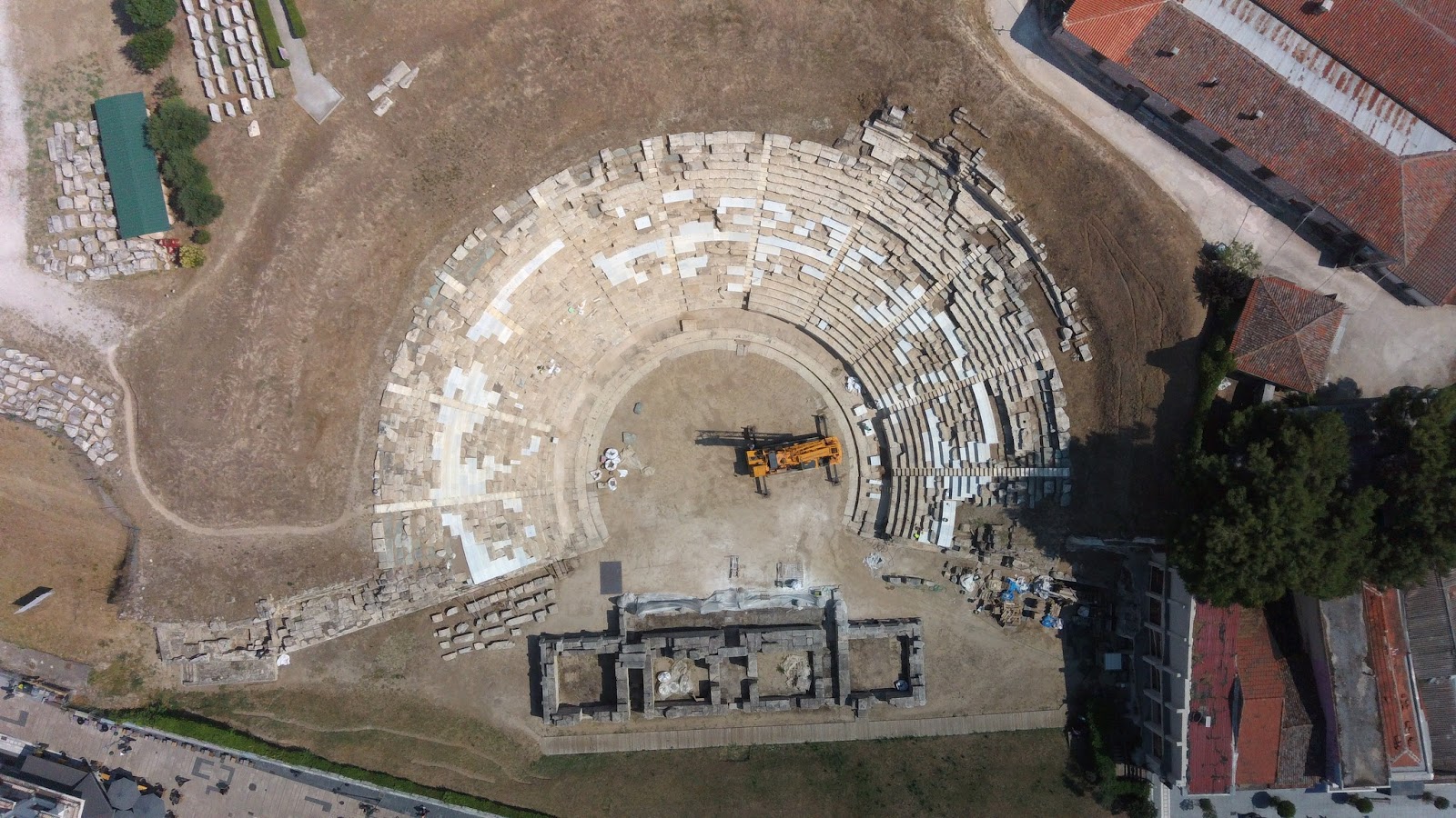 Ολοκληρώθηκε η τοποθέτηση των μαρμάρινων εδωλίων στο αρχαίο θέατρο Λάρισας