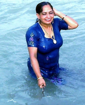 Mallu Aunty Bathing In Ganga Showing Cleavage