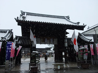 雪景色の大阪天満宮の境内と梅まつり”大盆梅展”2011！