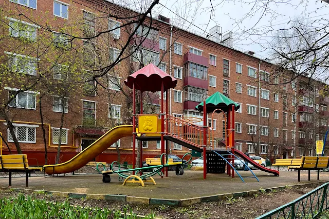 Вяземская улица, дворы, жилой дом 1961 года постройки, детская площадка