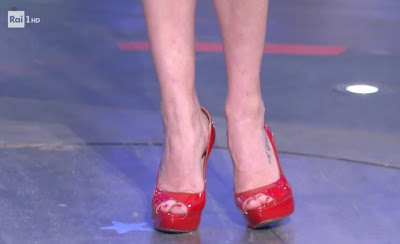 Laura Chiatti scarpe rosse tacchi piedi i soliti ignoti