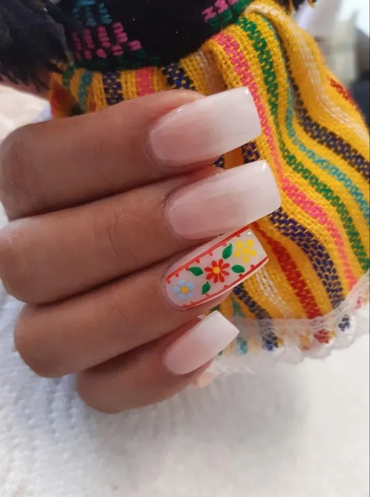 Uñas baby boomer con diseño mexicano
