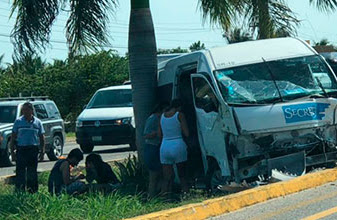 ¡Cuiden al Turismo!: Dos Van chocan en tramo carretero Playa-Cancún, traían turistas a bordo