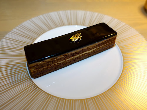 Le Café V, Louis Vuitton Maison Osaka Midosuji (Shinsaibashi) - Classic opera cake at Cocoon Room