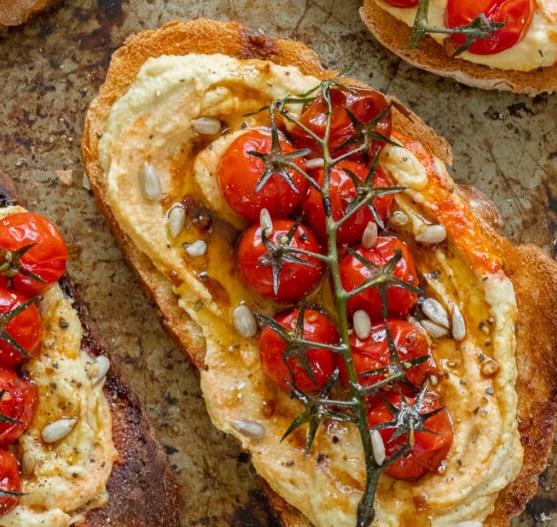 BALSAMIC ROASTED TOMATO & HUMMUS TOAST #vegan #lunch