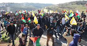 Palestinos protestam contra assassinato de Mustafa Tamimi