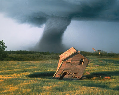 Wallpaper Tornado derribando cabaña d madera en el campo Tornado knocking down wooden hut in the field