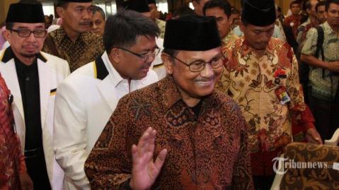 Terbaru: Habibie dan Budi Waseso Dianugerahi PKS Award  HorasSumutNews.com - Berita Terkini  Partai Keadilan Sejahtera (PKS) memberikan penghargaan kepada beberapa tokoh nasional dan masyarakat atas kiprah pelayanan dan pengabdian mereka kepada bangsa dan negara. Dari deretan tokoh penerima PKS Award, beberapa di antaranya Presiden ke-3 RI Burhanuddin Jusuf Habibie dan Kepala Badan Narkotika Nasional (BNN) Komjen Pol Budi Waseso. Nasional, Politik, Hukum, 