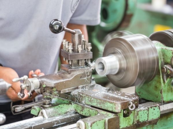 OPERATOR MACHINING ADALAH: Peran, Tanggung Jawab dan Keterampilan