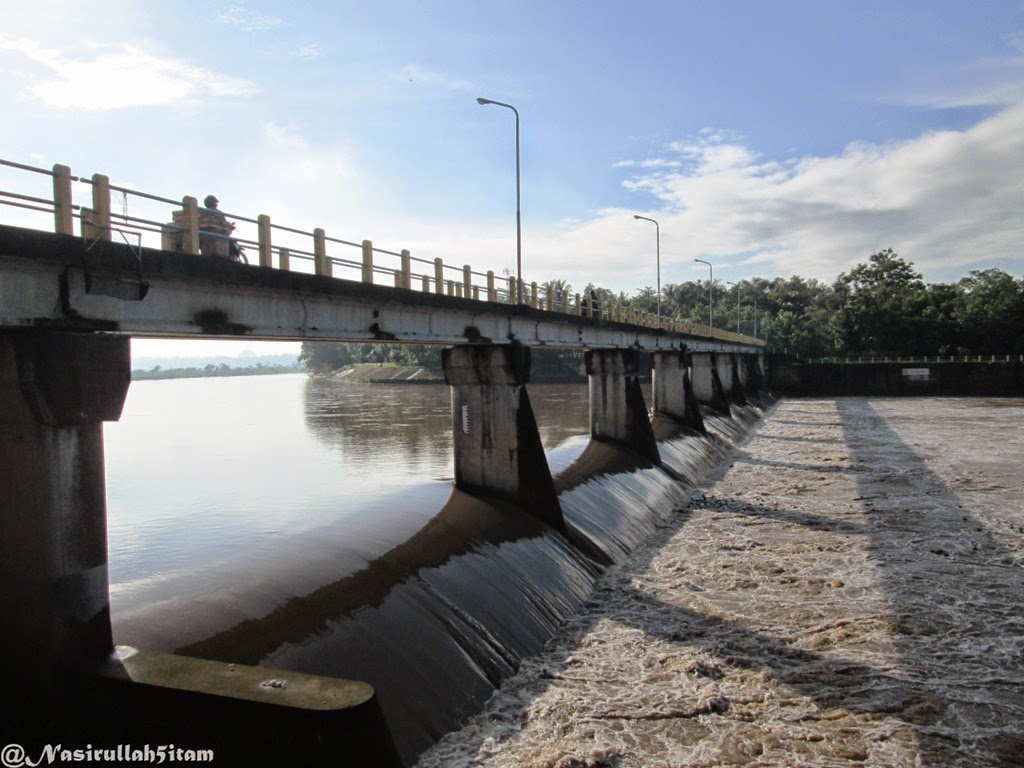 Jembatan penyeberangan di Bendungan Sapon