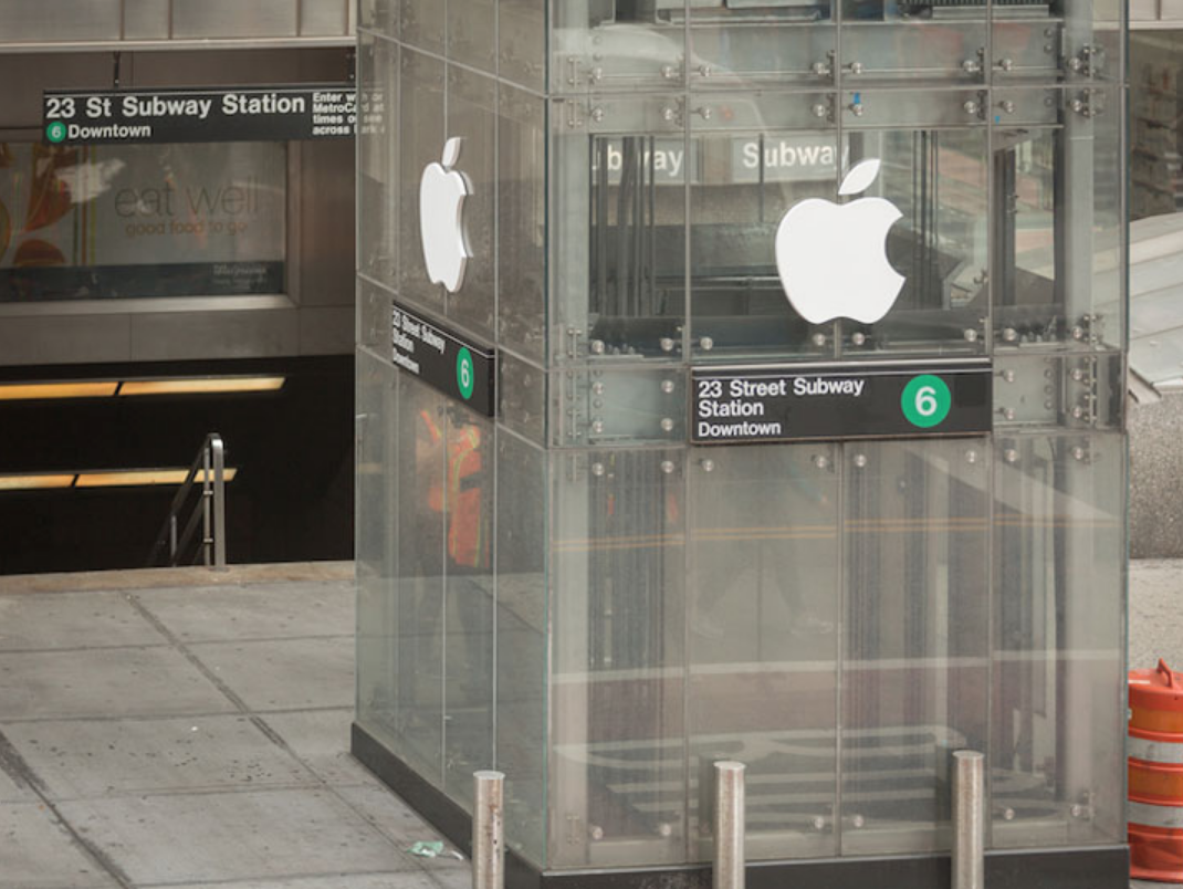 Convierten un ascensor en una Apple Store falsa y la gente comienza a hacer cola para comprar el iPhone X