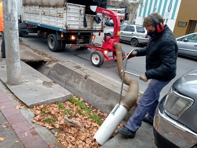 El municipio incorporó dos nuevas máquinas para triturar hojas y optimizar su extracción de las acequias