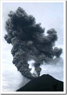 mount sinabung erupts