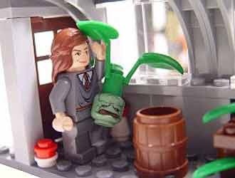 Castle Hogwarts Minifigure Hermione Granger mandrake root garden greenhouse clear Lego brick roof