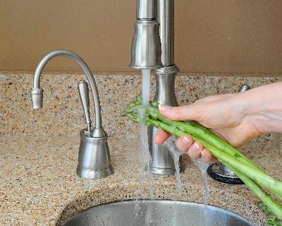 How to Remove Woody Ends from Asparagus, step-by-step and video ♥ AVeggieVenture.com. There's a rhythm! Bend, Bend, Snap! Bend, Bend, Snap!