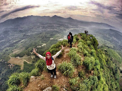 keindahan puncak gunung batu