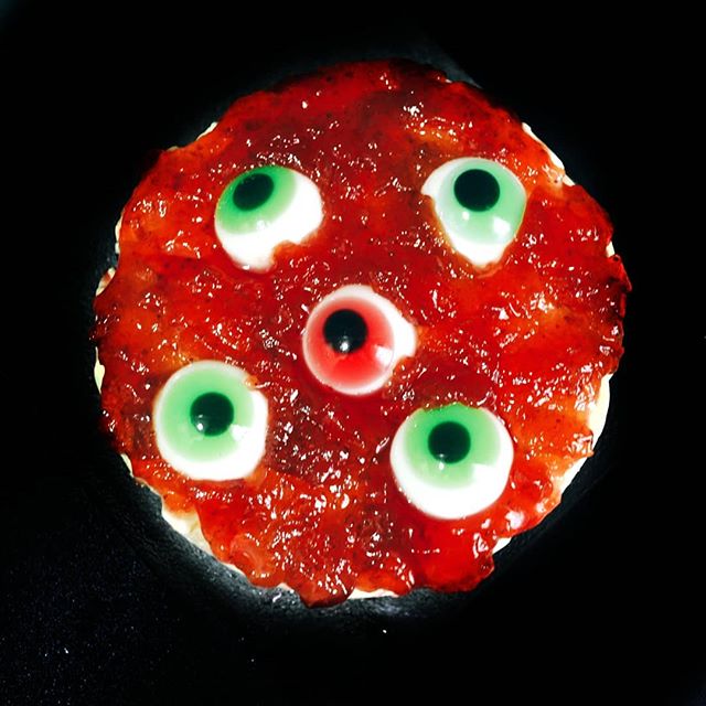 tarta cubierta de mermelada que parece sangre y ojos de gominola