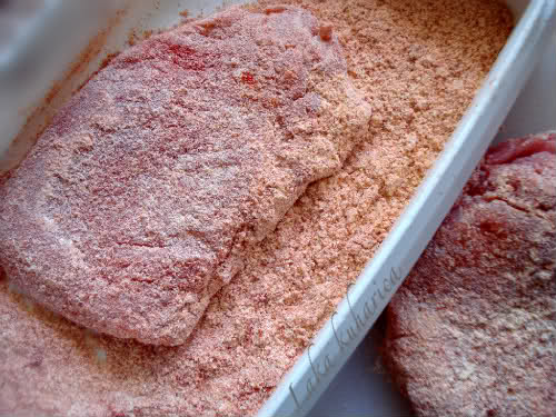 Pork cutlets with paprika and potatoes by Laka kuharica: oat the cutlets with flour mixture.