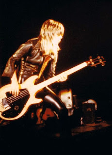 Suzi Quatro plays live in 1975