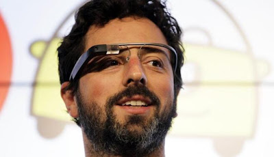 foto sergey brin mencoba google glass