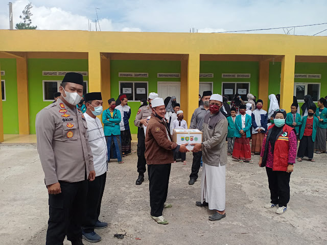 Cegah Penyebaran Covid-19, Polsek Pacet Bagikan Masker Kepada Ratusan Santri  di Cianjur