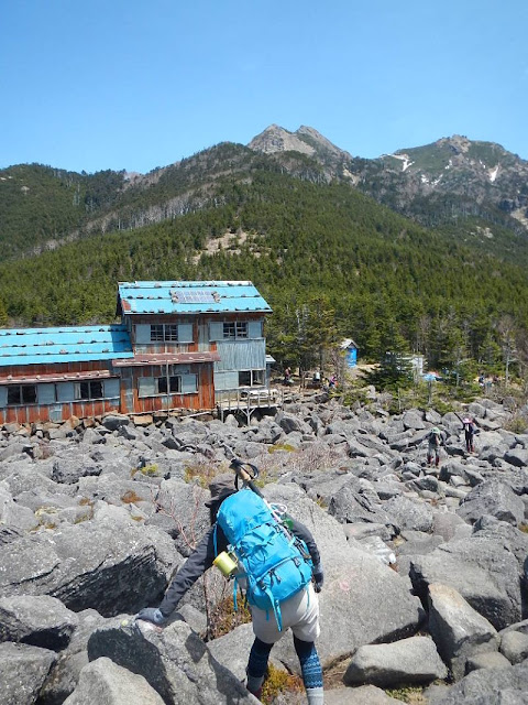 青年小屋と権現岳