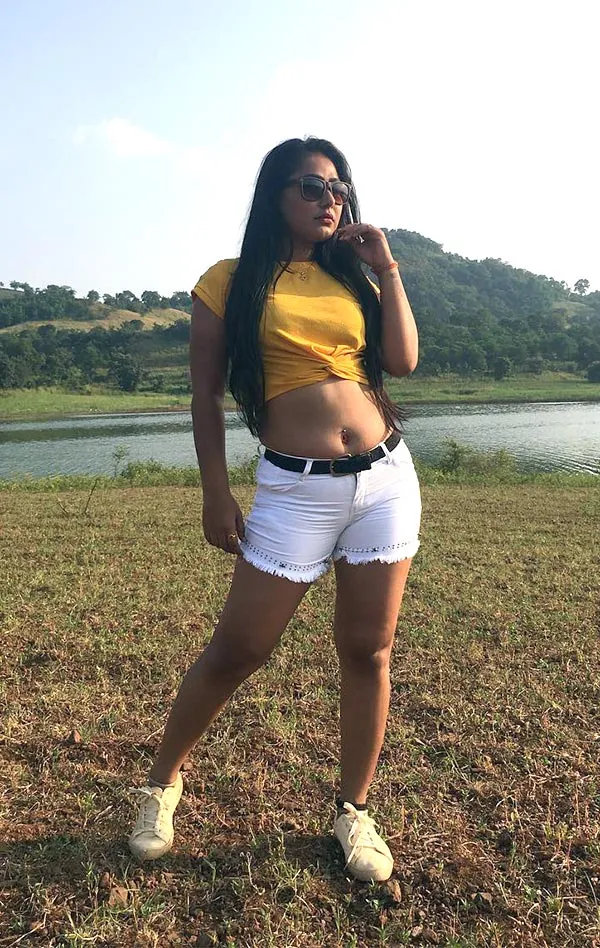 Priyanka Pandit navel hot bhojpuri actress