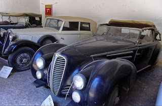 Des véhicules anciens