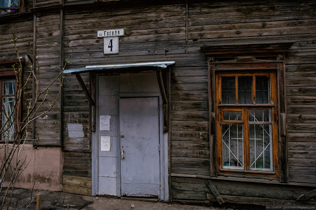 Подъезд у деревянного дома