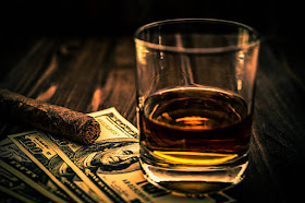 Pagó 10000 dólares por un whisky falso