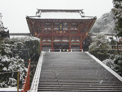 雪の鶴岡八幡宮