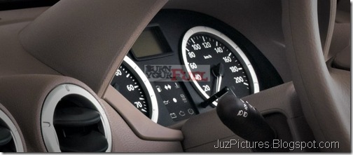 Mahindra-Verito-dashboard-console