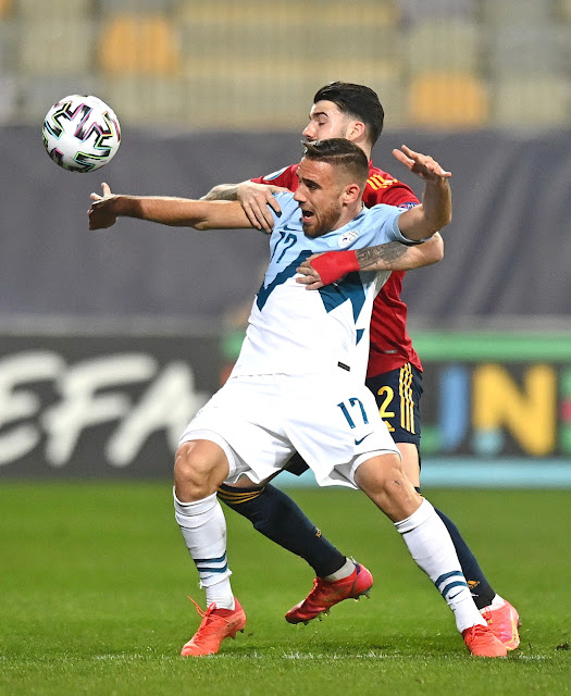 Pipa y el esloveno Aljosa Malko disputan un balón. SELECCIÓN DE ESLOVENIA SUB 21 0 SELECCIÓN DE ESPAÑA SUB 21 3. 24/03/2021. Campeonato de Europa de Selecciones Sub 21, fase de grupos semifinal, Grupo B, jornada 1. Maribor, Eslovenia, Estadio Ljuidski vrt. GOLES: 0-1: 53’, Puado. 0-2: 54’, Gonzalo Villar. 0-3: 89’, Miranda.