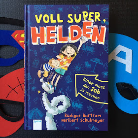 "Voll super, Helden - Einer muss den Job ja machen" von Rüdiger Bertram, illustriert von Heribert Schulmeyer, erschienen im Arena Verlag, Kinderbuch ab 8 Jahren, Rezension auf Kinderbuchblog Familienbuecherei