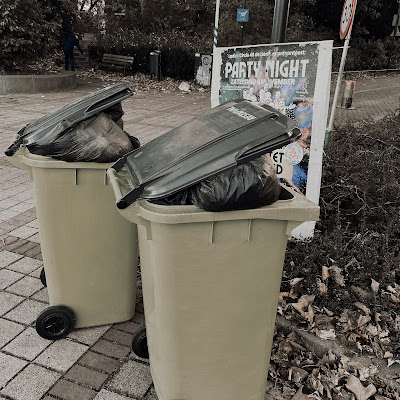 Uitpuilende afvalcontainers voor affiche met de tekst 'Party Night
