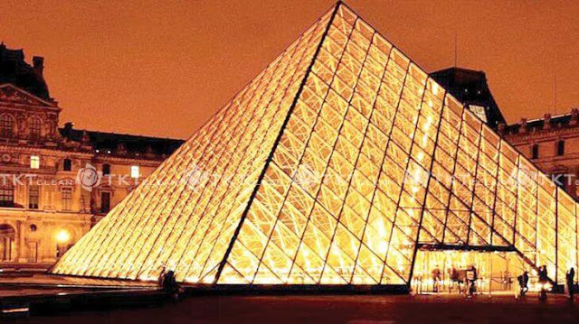 Bảo tàng hình dáng kim tự tháp Louvre Pyramid, Paris