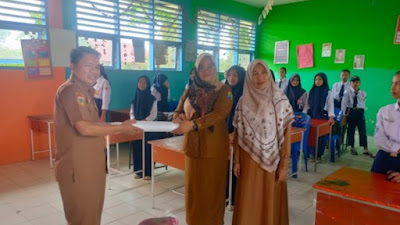 Edukasi Pencegahan Stunting, Diskominfo Buol Bagikan Poster ke Sekolah