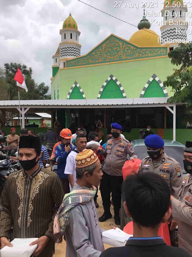 Sat Polair Polresta Barelang Beri Paket Makanan Kepada Jamaah Usai Shalat Jumat