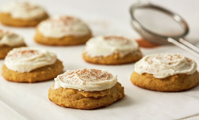 Apple Cookies with Cinnamon Cream Cheese Frosting #cookies #recipes